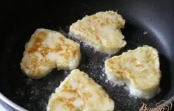 Затем обжарить на оливковом масле до румяного цвета.
