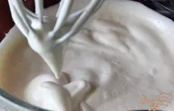 До пышной белой массы.