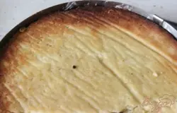 Песочный корж при необходимости подровнять и уложить на бисквит. Торт убрать в холодильник до полного застывания мусса.