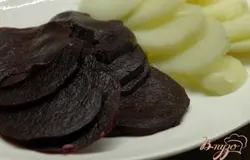 Отварные свеклу и отварной картофель очистить, нарезать тонкими дольками.