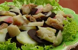 Скумбрию нарезать небольшими ломтиками, выложить поверх.