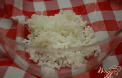 В большую миску положить отварной остывший рис.