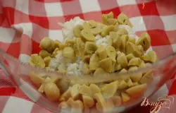 Добавить нарезанные небольшими кусочками маринованные шампиньоны.