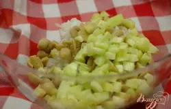 Добавить нарезанный кубиками свежий огурец (жесткую шкурку нужно срезать).