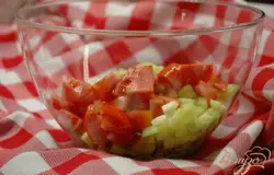 Положить помидор, нарезанный некрупными кусочками.