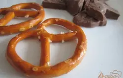 Для этого нужно покупное печенье и молочный шоколад.Печенье я выбрала большого размера, чтобы долго не возиться.