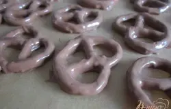 Выкладывать на лист пекарской бумаги.Дать застыть.