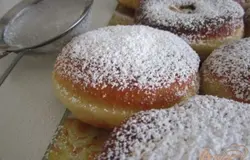 Посыпать сахарной пудрой.