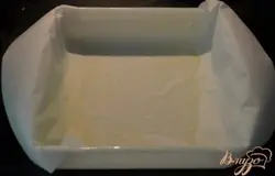 Смазать маслом квадратную форму, выстелить бумагу для выпечки . Разогреть духовку до 200 гр.