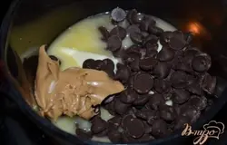 Шоколадные капли, сливочное масло и 1/4 стак.арахисового масло выложить в небольшую кастрюльку с тяжелым дном и поставить на медленный огонь. Перемешать. Снять с огня.