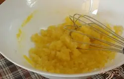 Отделить желтки от белков. Растереть их с сахаром.