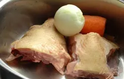 В кастрюлю положить вымытую куриную спинку, разрезанную на 2 половинки. Добавить очищенный лук и морковь. Залить 2 литра воды и варить 1,5 часа с момента закипания. Снять пену, как закипит.
