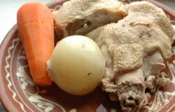 Вынуть все продукты из бульона, отложить в сторону.