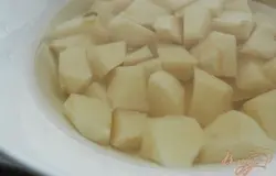 Картофель почистить, нарезать кусочками, положить в бульон. Посолить. Варить 10 минут.