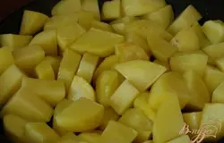Добавить еще немного масла и на той же сковородке обжарить нарезанный ломтиками очищенный картофель. Переложить его к цветной капусте.
