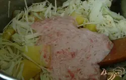 Добавить нашинкованную белокачанную капусту. Сметану соединить с взбитым в блендере помидором без шкурки (можно взять томатную пасту). Подлить 100-250 мл воды. Тушить овощи около 30-40 минут
