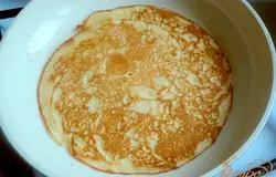 Сливочное масло растопить. Сковородку нагреть, смазать сливочным маслом, налить 2.3 половника теста и выпекать блин с двух сторон. Готовый блинчик смазать с двух сторон сливочным маслом.