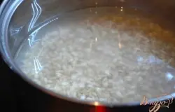 В кастрюлю добавить чистую воду соотношение 1:3. Посолить по вкусу. Довести до кипения.