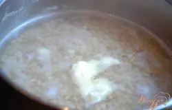 Положить сливочное масло. Уменьшить огонь до минимума.