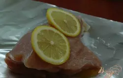 На лист фольги положить несколько кусочков лимона, сверху выложить вымытое филе индейки. Сверху также положить лимон. Посолить, можно приправить ароматными травами. Завернуть края.