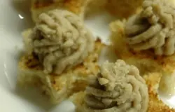 Выдавить форшмак из кондитерского мешка на кусочки хлеба. Посыпать вареным желтком.