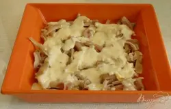 Поверх выложить соус бешамель.