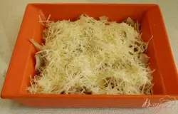 Посыпать тертым сыром и орегано.