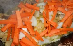 Также крупно нарезать морковь,  добавить к мясу. Посолить и все вместе обжарить.