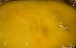 Всыпать перловку, залить горячей водой, чтобы она была выше крупы на 2 пальца. Накрыть крышкой, довести до кипения на среднем огне. Если нужно досолить.