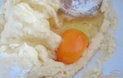 Масло растереть с сахарной пудрой, выбить яйцо.