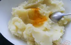 Картофель очистить и отварить в подсоленной воде. Воду слить, картофель растолочь. Добавить куркуму, чеснок, пропущенный через пресс.