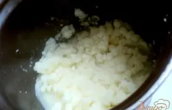 Картофель почистить, нарезать кусочками, залить горячей водой, посолить по вкусу и отварить до готовности. Слить воду и размять в пюре. Слегка охладить.