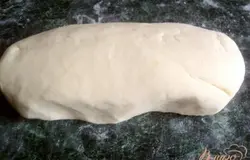 Добавить сливки, растительное масло (2ст.ложки), сахар, соль и муку(немного муки оставить для подсыпки). Замесить мягкое тесто, скатить его в валик.