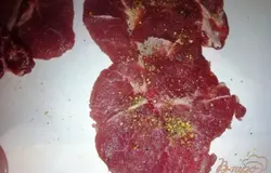 Посыпаем каждый кусочек специями