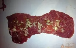 Кладем чесночек на мясо