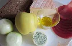 Все необходимые продукты :Несколько тонких кусочков хлеба, пара луковиц,яблоко, сыр (можно использовать и твердых сортов),копченый бекон. Оливкое масло и сливочное. Здесь я решила использовать кусочек петрушечного масла.