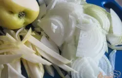 Лук и яблоко нарезать тонко.