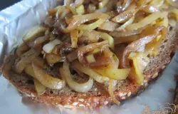 Разложить на кусочки хлеба.