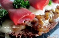 Готово! Теплая, вкусная  начинка на хрустящем кусочки хлеба.. вкусно !Приятного аппетита !