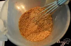 Смешать сахар, кунжут, корицу. Противнь застелить бумагой для выпечки.