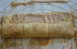 Затем поверх наше слоеное тесто раскатать чтоб смесь пристала к тесту,поверх выложить другие 1/2 стак.смеси. И скатать в рулет. Завернуть в пленку пищевую.