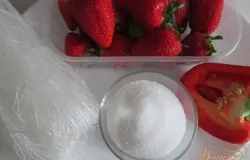 Клубника, сладкий перец, немного сахара и рисовая лапша.