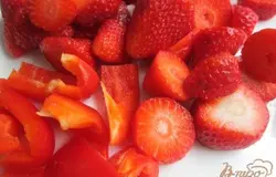 Перец почистить от семян и нарезать на кусочки. У клубники отрезать хвостики и так же нарезать, можно крупно.
