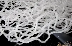 Вынимать и укладывать на бумажное полотенце, чтобы впитались излишки масла.