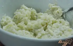 Отварной картофель натереть на мелкой терке, добавить 1 ст.л. домашнего майонеза.