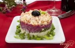 Готово! Аккуратно удалить кольцо. Украсить готовый салат на свой вкус. Хорошо подходят для декора маслины, ягоды клювы, кольца и полукольца фиолетового лука, перья зеленого лука, нарезанные наискосок. Желаю приятного аппетита!