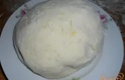 Добавить муку, замесить мягкое тесто, не липнущее к рукам. (Муки может понадобиться больше или меньше).