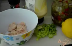 Смешать все ингридиенты кроме хлеба и салата,охладить. Сладкий релиш рецепт как делать его давала тут. Если нет у вас можно соленый или маринованный огурец мелко порезать.