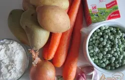 Картофель, морковь, репчатый лук,зеленый горошек, сливки, мука, лаврушка и чеснок.