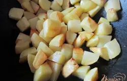 Картофель почистить и нарезать на кубики.Обжарить до небольших румяностей по сторонам на оливковом масле.Затем выложить в кастрюлю с водой, где будет готовиться суп.